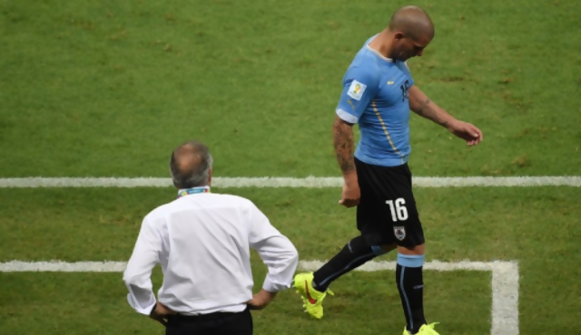 Maxi Pereira multado y suspendido por un partido