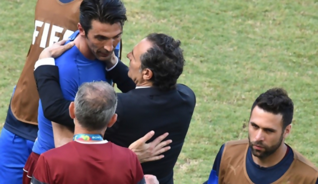 Suárez "morde" y Prandelli culpa al árbitro