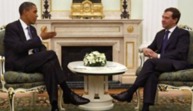 Obama tiende la mano a una Rusia que EEUU desea fuerte pero democrática 