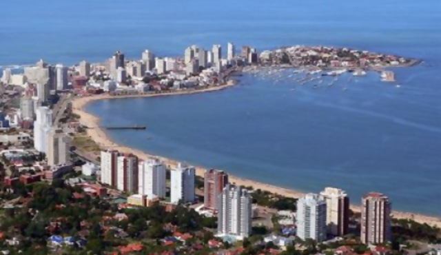 Paso subterráneo a la playa