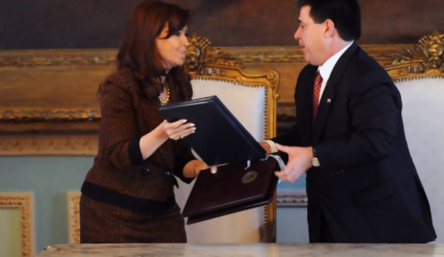 Cristina Fernández entregó trofeos de la guerra de la Triple Alianza a Paraguay