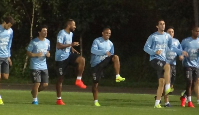 Sin Coates, Uruguay ya entrena en Japón