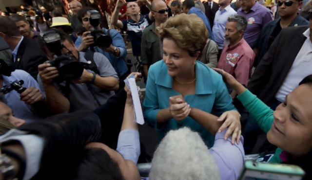 Dilma se defiende de escándalo en Petrobras