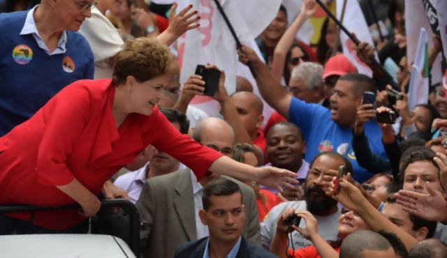 Si es reelegida, Rousseff regulará medios de Brasil para evitar oligopolios