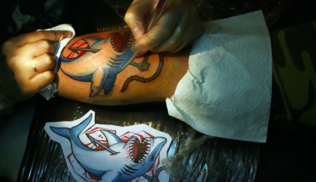 Turquía prohíbe los tatuajes y los piercings en los colegios