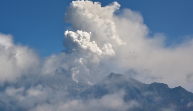 Confirman cuatro muertos y temen otros 27 tras erupción volcánica en Japón