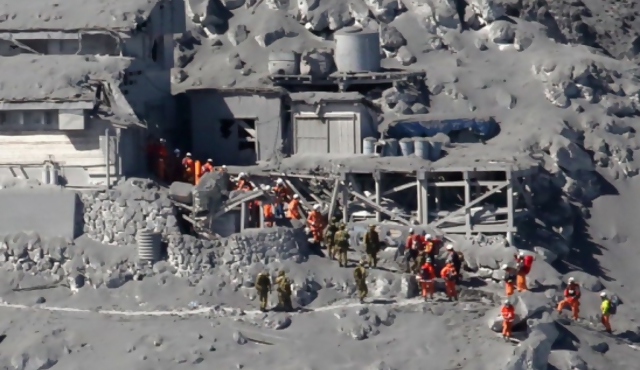 Al menos 36 muertos por erupción volcánica en Japón
