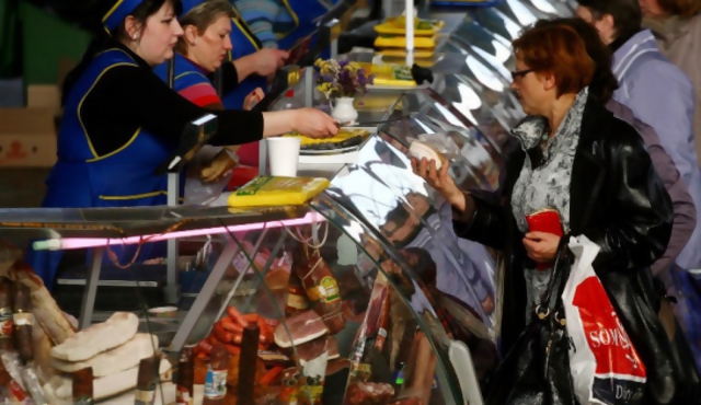 Montañas de comida a la basura y cientos de millones pasan hambre