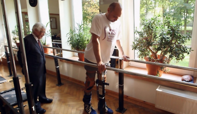 Hombre paralizado vuelve a caminar tras una operación revolucionaria