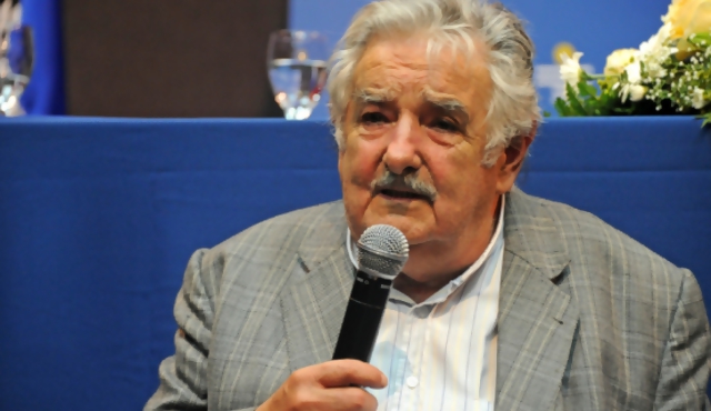 Mujica pidió "cruzar el charco" para votar