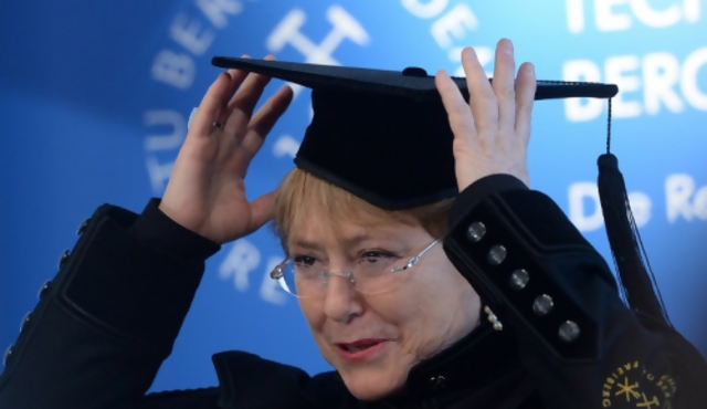 Bachelet denuncia una "campaña del terror" contra su reforma educativa
