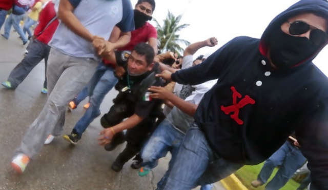 Queman sede del PRI en México