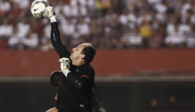 Rogerio, el arquero más goleador que retrasa su jubilación