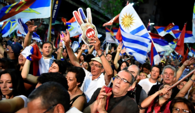 Festejos del FA frente a la Intendencia