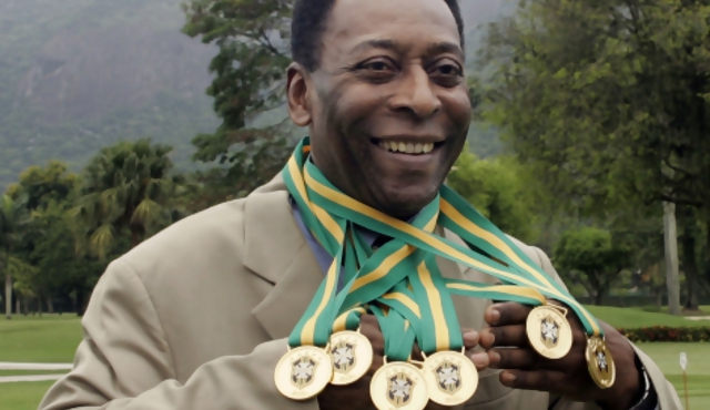 Pelé evoluciona pero sigue internado