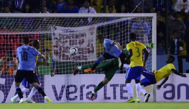 Uruguay busca su primer objetivo