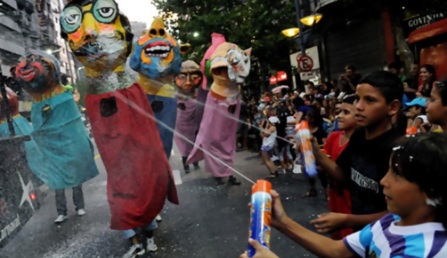 Desfile de Carnaval con disfraces prohibidos