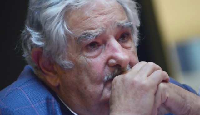 Mujica: no quedaremos de “brazos cruzados” si hay golpes a mujeres sirias