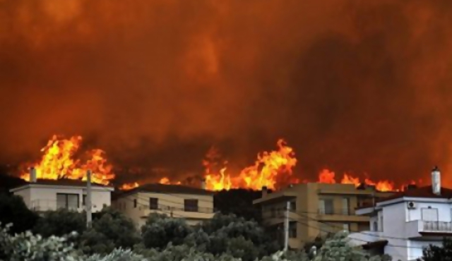 Los bomberos luchan contra los incendios en Grecia en cuatro frentes 