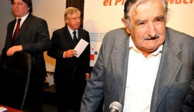 Mujica presentó el equipo de la "continuidad" económica