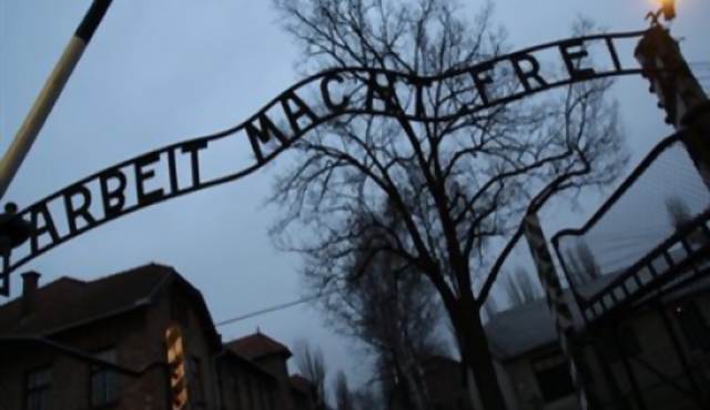 La inscripción "Arbeit macht frei" fue robada de Auschwitz 
