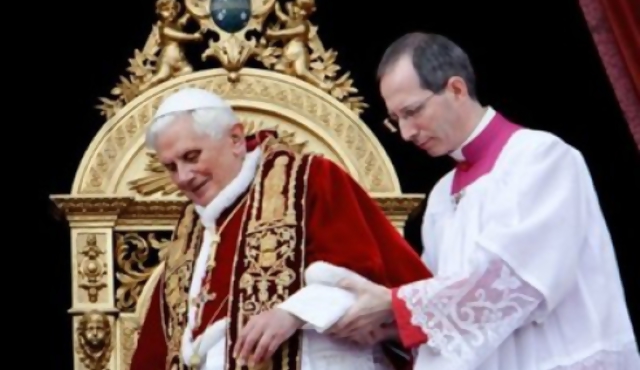 Temen imitación tras agresiones al papa y Berlusconi