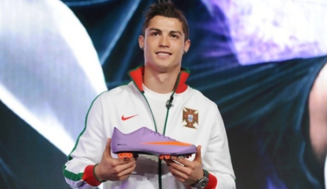 Ronaldo: nuevos zapatos y seis millones
